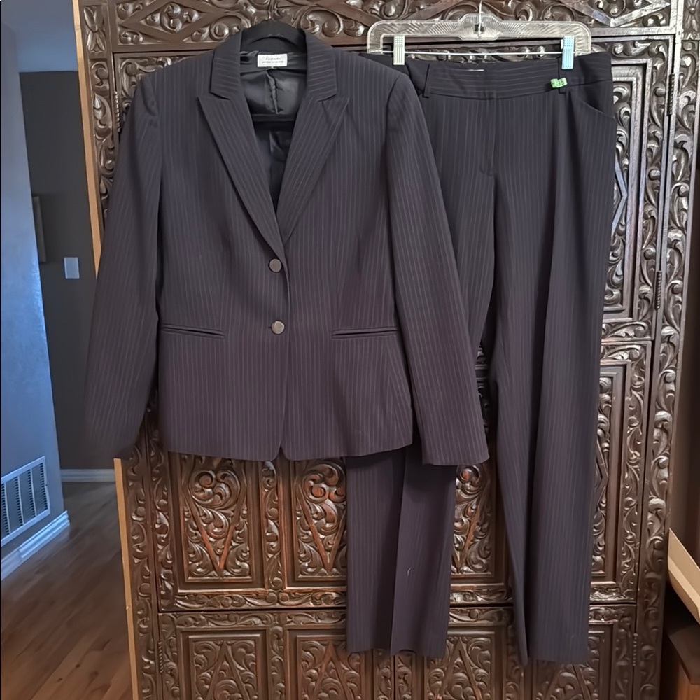 Classic Tahari Black Pinstripe Women’s Suit Size 8